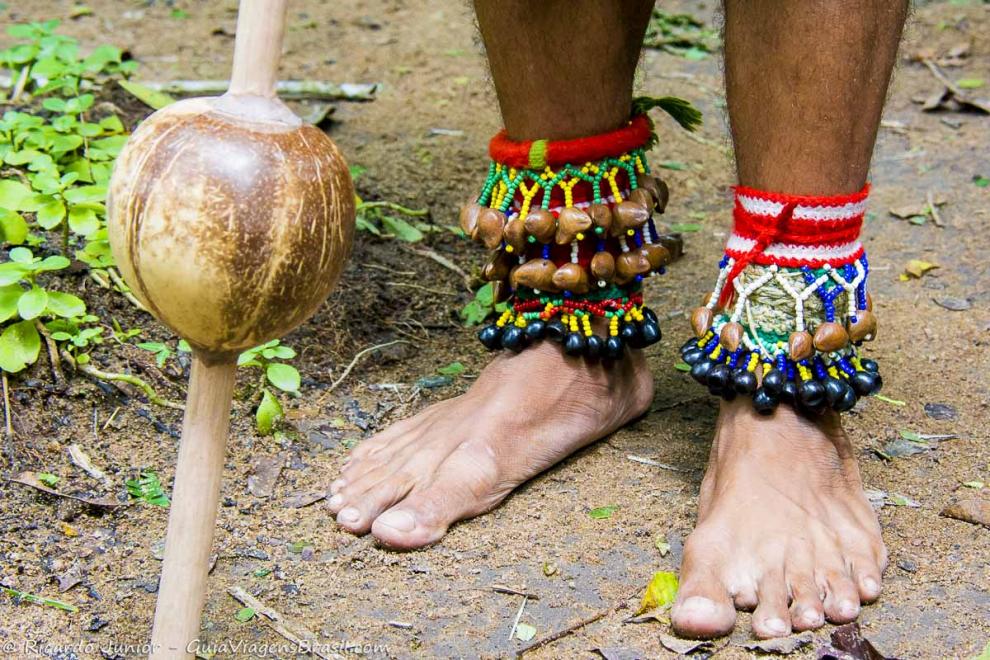Imagem dos pés de um índio com apetrechos.